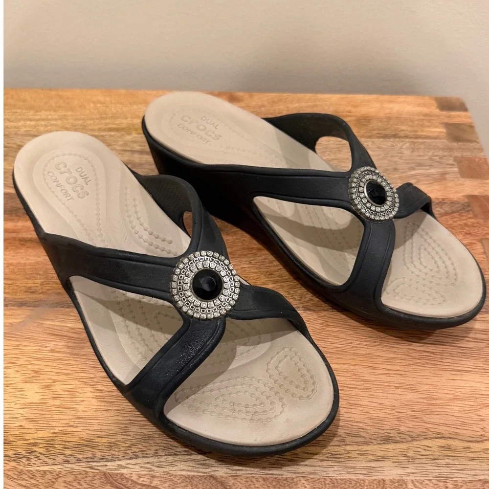 Crocs Sanrah Womens 8 Black Wedge Sandal Embellished Rhinestone Circle Medallion
